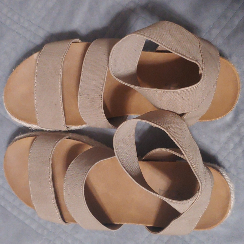 Elastic strap sandals